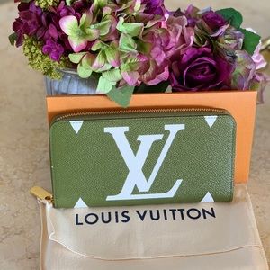 Brand new Louis Vuitton zippy wallet giant mono